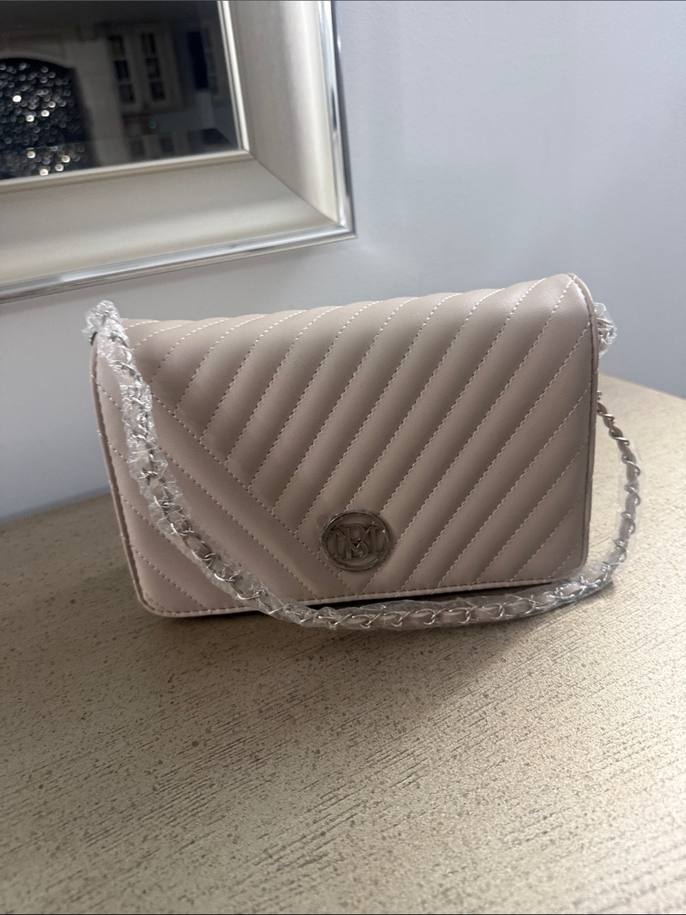 Badgley Mischka Cream Quilted Shoulder Bag with Silver Logo - Picture 4 of 8